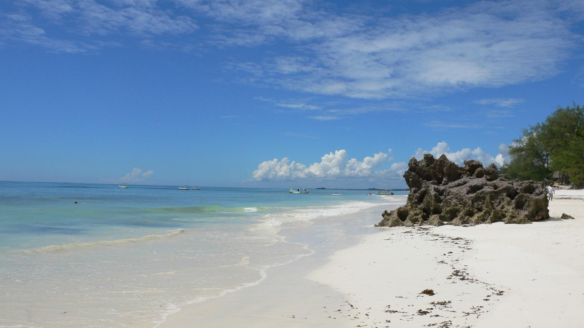 Spiaggia di sabbia bianca e mare turchese con scogliera a Watamu, Kenya